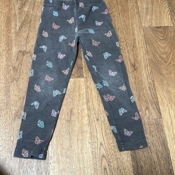 Lots of clothes ranging from 3T-5T - brands vary - Picture 9 of 16